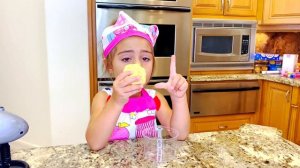 Мия учится печь печенье и готовит полезный завтрак для Насти и Артема | Мия Настя и Артем