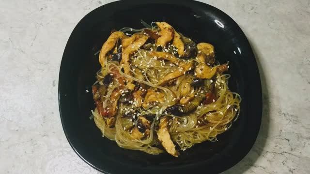 Взяла баклажаны, курицу и фунчозу и приготовила очень вкусное блюдо китайской кухни