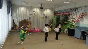 Театр в детском саду. Танец жуков дети танцуют