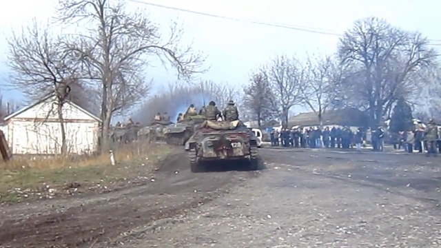Украинская бронетехника у станции Камыш-Заря 20.03.2014 смотреть онлайн