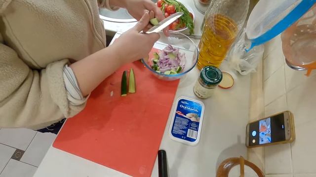 Вкусный ужин на двоих. Курочка с золотистой корочкой и картошкой , летний салат, маринованные грибы смотреть онлайн