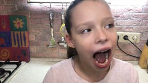 Зубная фея пришла раньше времени, но зуб забрала