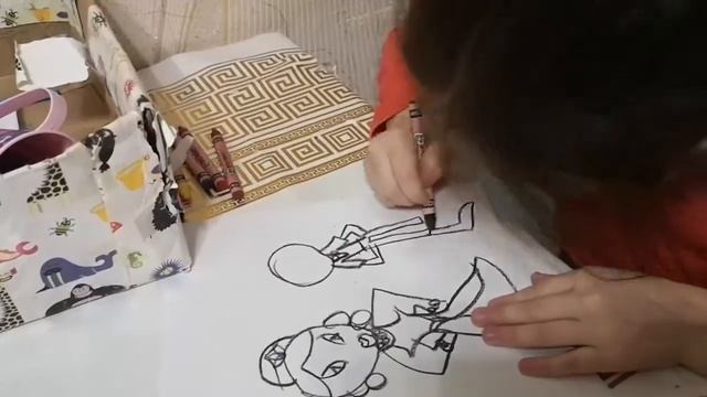 маленькая девочка очень красиво рисует Моя художница Ариана смотреть онлайн