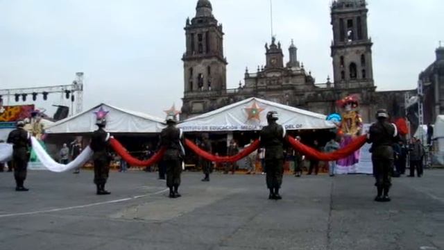 Главный флаг Мексики на площади Сокало в Мехико смотреть онлайн