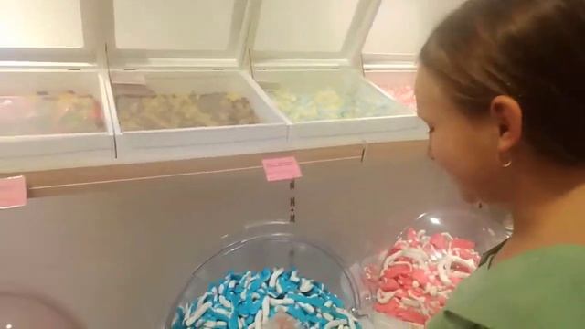 Посетили магазин мармеладный кит. купили вкусняшки и весело провели время вместе смотреть онлайн