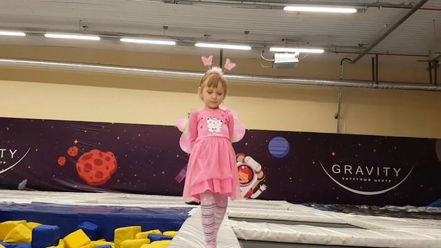 Стеша и Луша в батутном центре смотреть онлайн