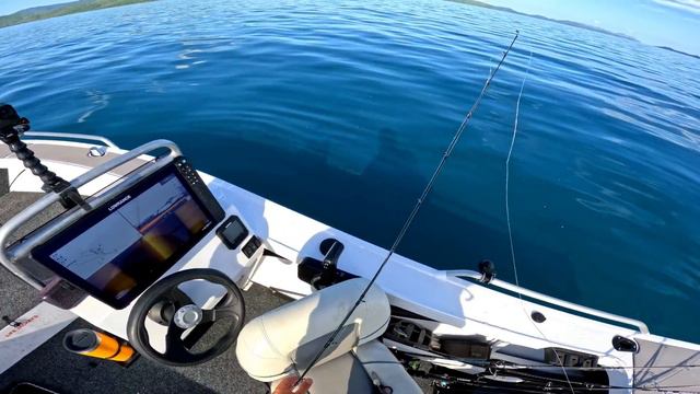 THIS Place Is Amazing! (Tropical Island Fishing Challenge) смотреть онлайн