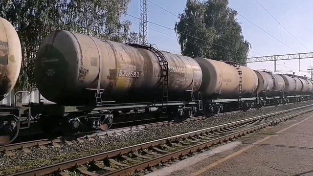 ВЛ10У-498 с грузовым поездом проезжает ж/д вокзал «Уфа». смотреть онлайн