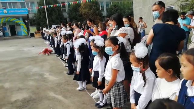 1-Сентябрь! Аяла в 1 класс пошла, в школу #133. смотреть онлайн