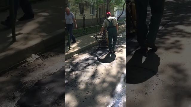 Укладка асфальта в районе Вешняки. Как всегда. Мэрия видела? смотреть онлайн