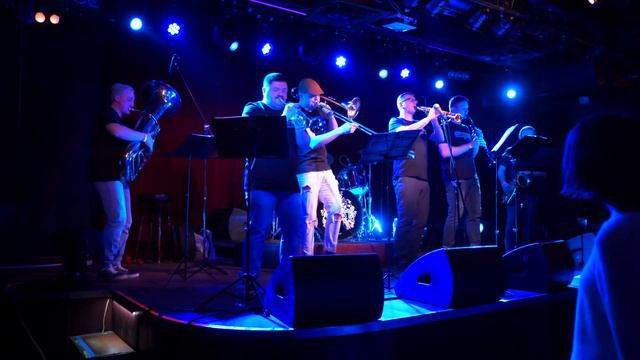 Cover BAND BRASSERS - Deep Purple - Smoke On The Water смотреть онлайн