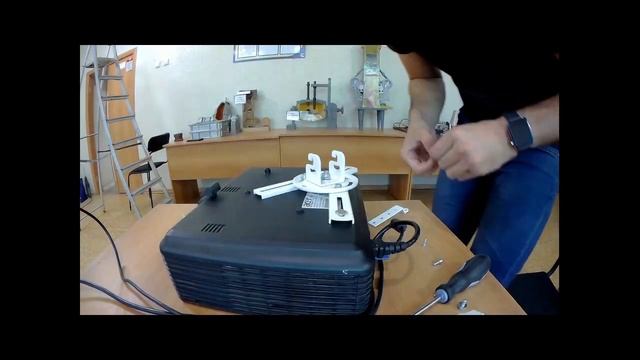 №7 Вешаю проектор с экраном в классе смотреть онлайн