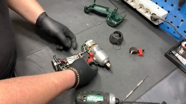 Меняем кнопку на гайковерте Metabo SSW 18 LTX 300 BL смотреть онлайн