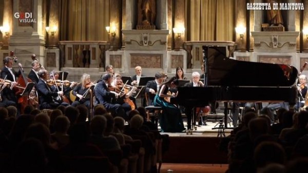 Alexandra Dovgan sul palco del Bibiena come Mozart 250 anni fa