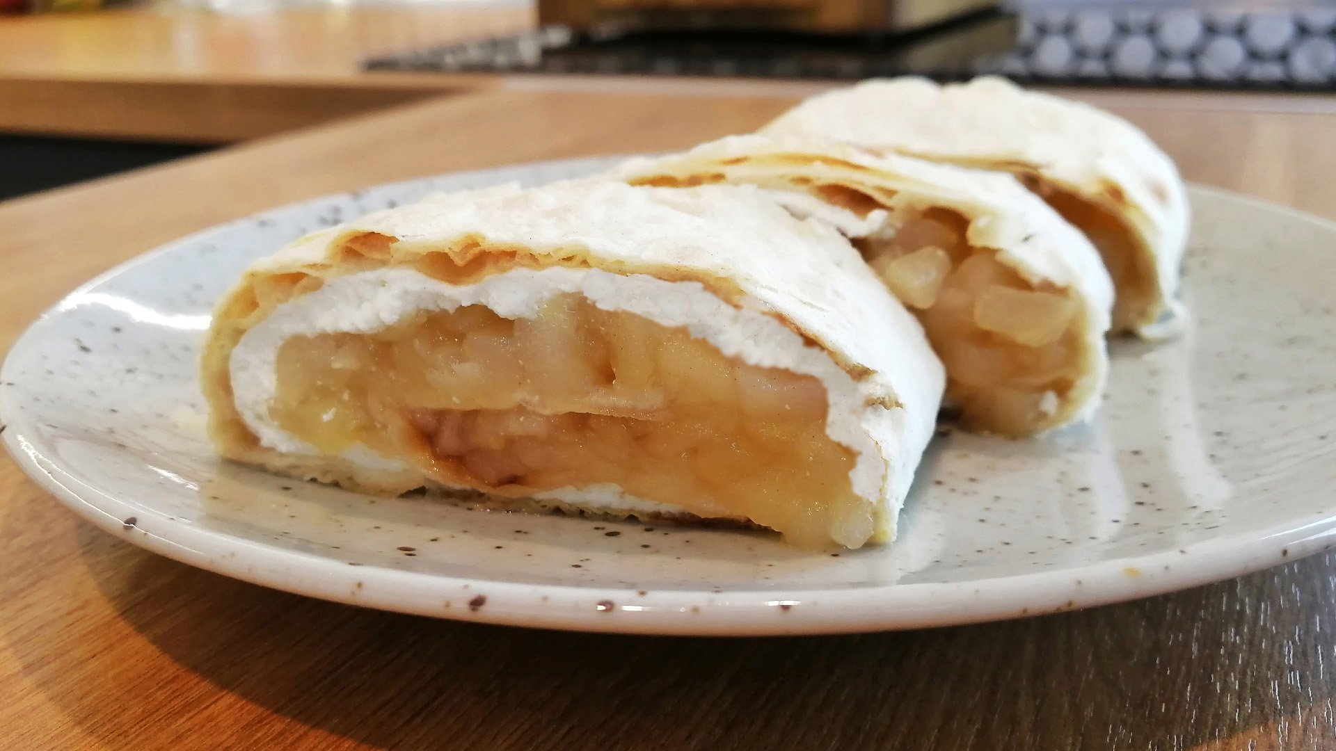 РУЛЕТ ИЗ ЛАВАША с творогом и яблоками (ЛЕНИВЫЙ ШТРУДЕЛЬ) смотреть онлайн