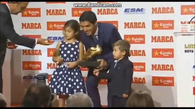 Луис Суарес получил золотую бутсу 2016/Luis Suarez Golden Boot 2016 смотреть онлайн