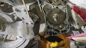 Ремонт обгонной муфты, муфта стартера сборка картера боковой крышки скутер 150 кубов