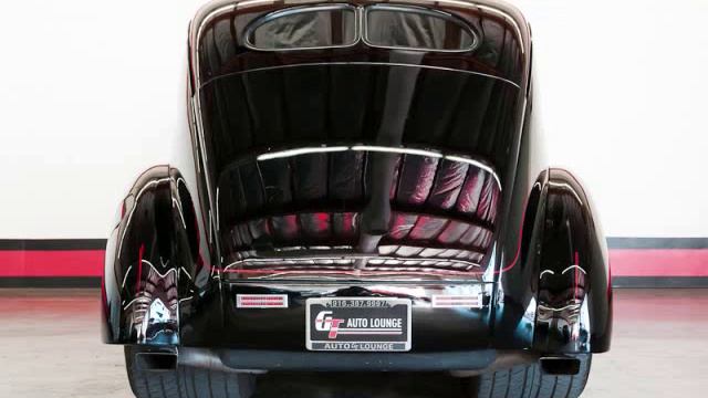 1940 Ford Deluxe Tudor Sedan смотреть онлайн