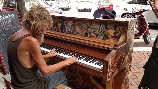 Бездомный подошел к фортепиано и началось волшебство смотреть онлайн