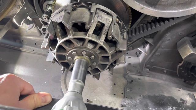 Обслуживание снегохода Ski-Doo BRP SKANDIC 550. Замена венца и бендикса. смотреть онлайн