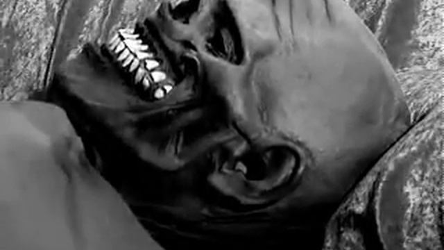 КТО СКАЖЕТ ЧТО ЭТО ??? СТРАШНО ВИДЕО ПЕРЕД СНОМ. Человек в гробу. смотреть онлайн