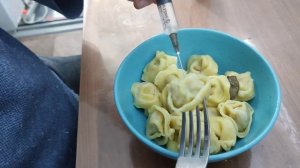 Самый вкусный способ есть пельмени с уксусом.