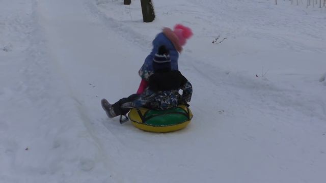 ВЛОГ. Катаемся на ватрушках в зимнем парке. Winter park. Ride a roller coaster смотреть онлайн
