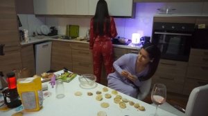 шлёпнула по попке