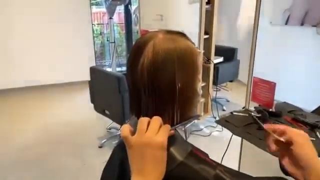 Как стричь ровное каре (квадрат)2 смотреть онлайн