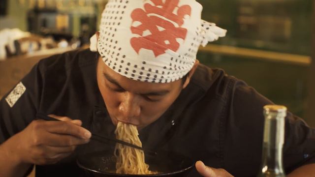 HOW TO EAT RAMEN PROPERLY 🍜 (FOOD HACKS) смотреть онлайн