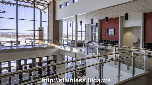 Стеклянные ограждения перила из нержавейки для спортивных клубов в Киеве