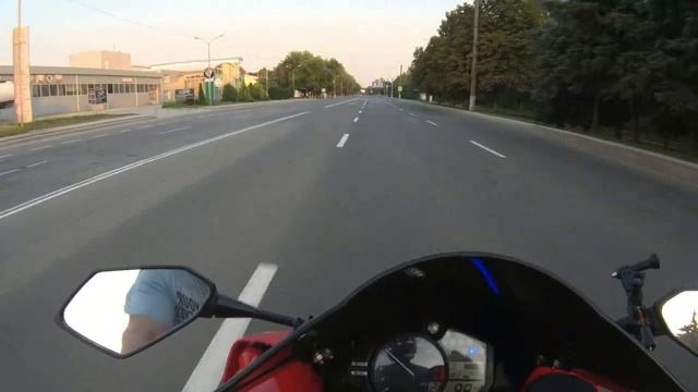 ПРОКАТИЛ БЕЗ ШЛЕМА БЕЗБАШЕННУЮ ДЕВУШКУ СО СКОРОСТЬЮ 250 КМ/Ч смотреть онлайн