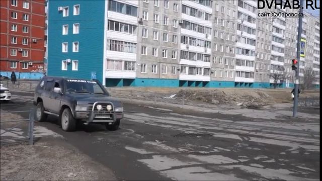 Глубокие «раны» появились на дорогах Комсомольска с «уходом» снега смотреть онлайн