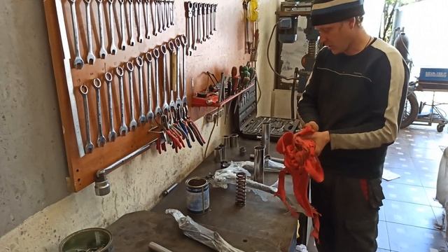 Реставрация ИЖ-49 54 г. 3-я часть. Начало сборки мотоцикла, задние амортизаторы. смотреть онлайн