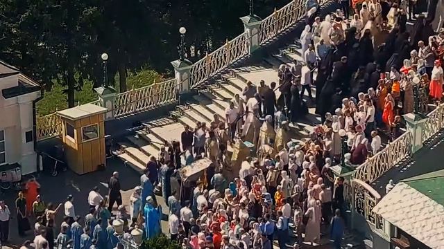 ПОЧАЇВСЬКА ЛАВРА. Хресний хід після Літургії на свято Успіння з плащаницею Пресвятої Богородиці. смотреть онлайн