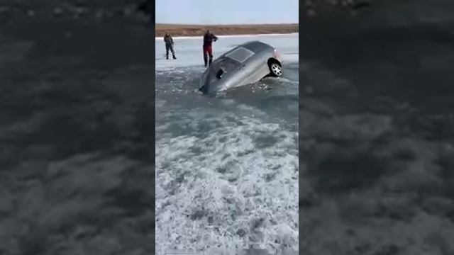 Шок!!! Рыбаки утонули в машине на рыбалке. Прям в эфире смотреть онлайн