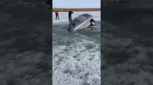 Шок!!! Рыбаки утонули в машине на рыбалке. Прям в эфире