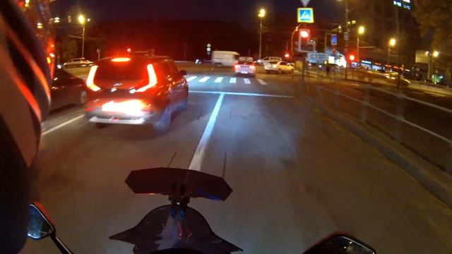 Осенний прохват на Bajaj Dominar 400UG смотреть онлайн