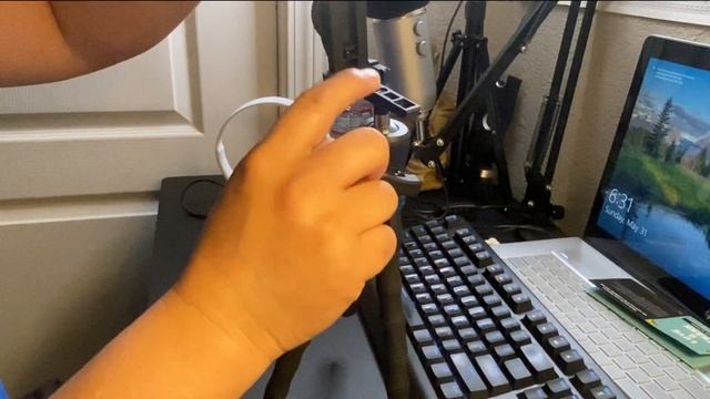 UBeesize Tripod S and Lightning to USB Camera Adapter смотреть онлайн
