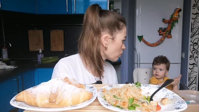 МУКБАНГ ФУНЧОЗА С КУРИЦЕЙ И ОВОЩАМИ, КРУАССАНЫ С ПЫЛУ, С ЖАРУ/MUKBANG смотреть онлайн