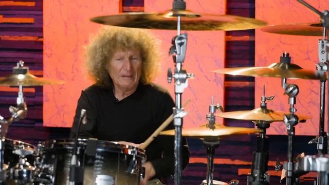 Культовая игра на барабанах под "Crazy Train" (Томми Олдридж) - Drumeo на русском смотреть онлайн