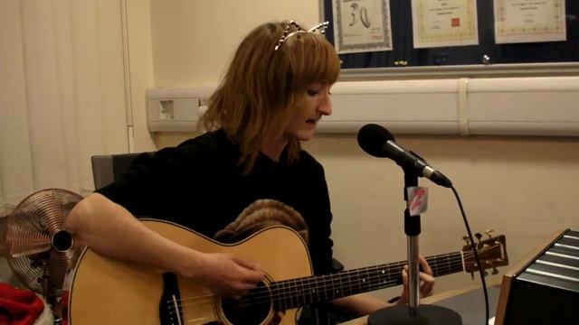 Ria - Chick Habit (April March cover) (live at Choice Radio, Worcester - 19th December 12) смотреть онлайн