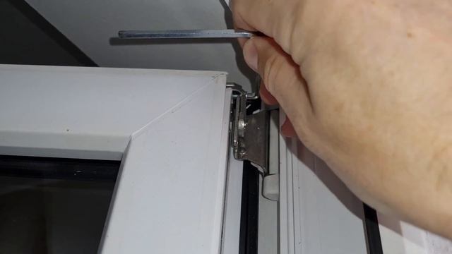 Как самому правильно отрегулировать пластиковую дверь если из неё дует и она не закрывается? смотреть онлайн