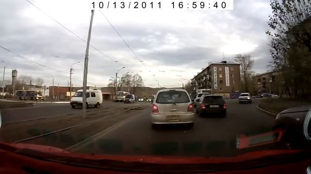 13.10.2011 Обгон по трамвайным путям смотреть онлайн