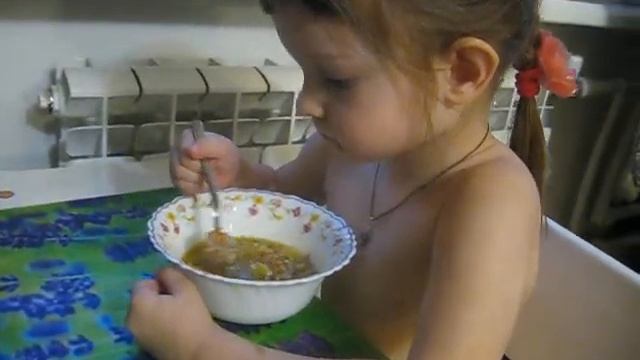 Тася ест суп