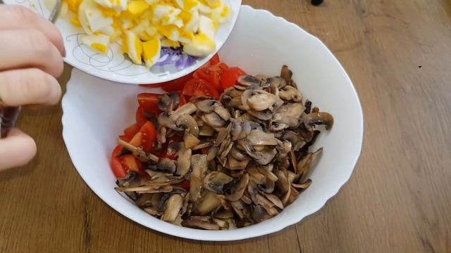 ОБАЛДЕННЫЙ САЛАТ БЕЗ ЗАМОРОЧЕК С КУРИЦЕЙ И ГРИБАМИ! ВКУСНО И ПРОСТО НА ВСЕ СЛУЧАИ ЖИЗНИ!!! смотреть онлайн