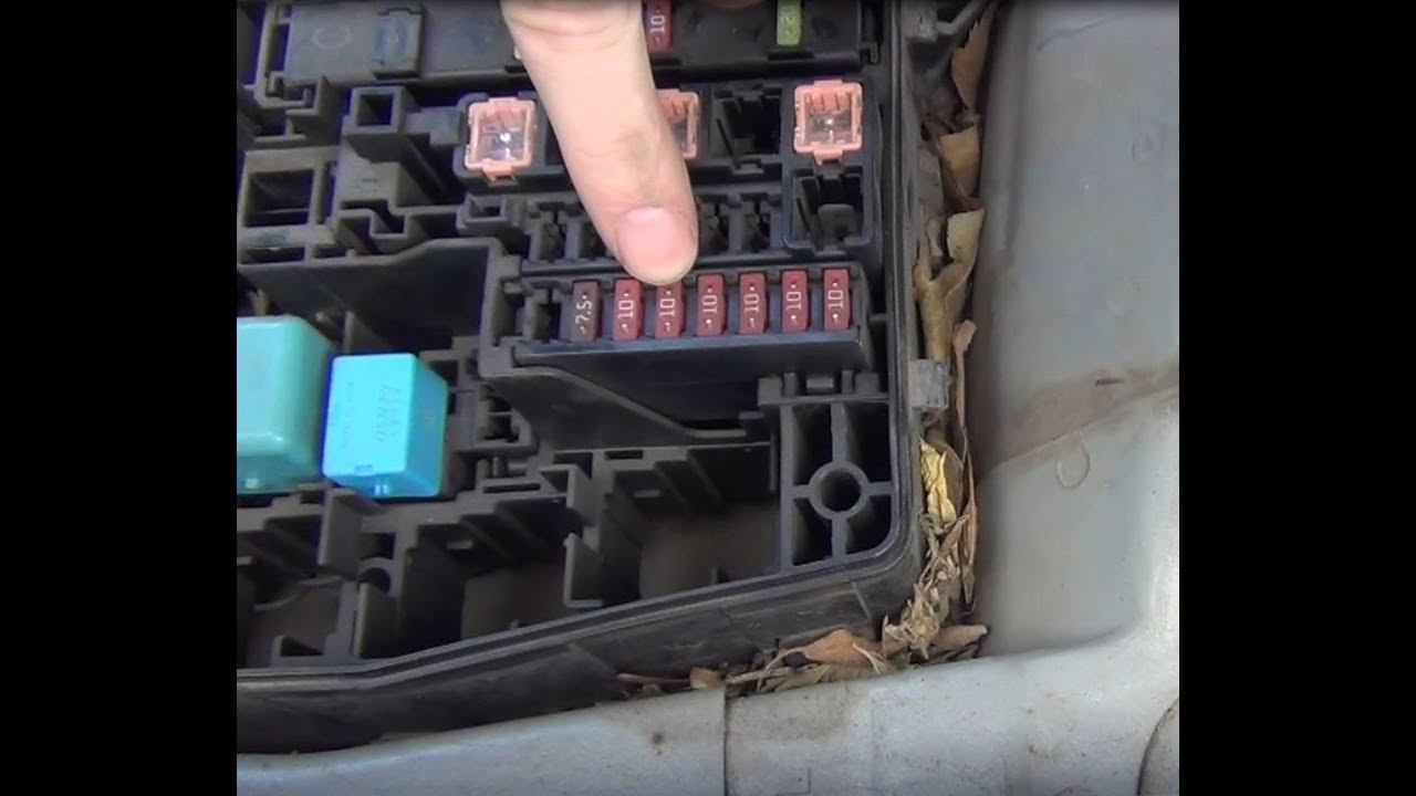 Замена предохранителя многоточечного впрыска топлива №40 в Тойоте Королла Е150 смотреть онлайн