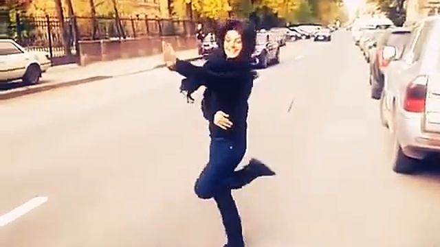 Танец на улице - девочка зажигает. смотреть онлайн
