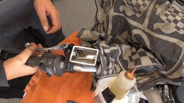 YAMAHA FJR1300 CLUTCH FLUID CHANGE ! Is THIS EASY..? let me show it to you ??---? смотреть онлайн