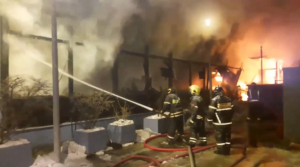 Черный дым и десятки пожарных машин: детали возгорания в здании «Известия Холл»